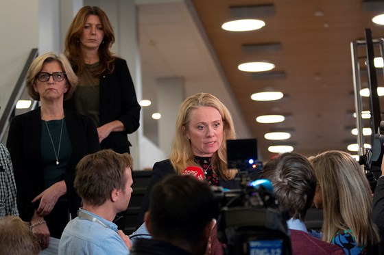 Anniken Hauglie blir intervjuet foran pressekorps. I bakgrunnen leder i Norsk Sykepleierforbund Eli Gunnhild By (til venstre) og administrerende direktør i NHO Service og Handel Anne-Cecilie Kaltenborn (til høyre)