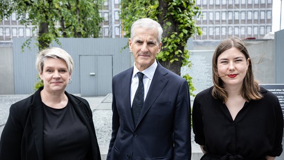 Arbeids- og inkluderingsminister Marte Mjøs Persen, Statsminister Jonas Gahr Støre og AUF-leder Astrid Willa Eide Hoem 