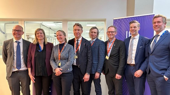 Bilde av energiminister Terje Aasland og forsknings- og høyere utdanningsminister Oddmund Hoel på tildeling av midler til FME