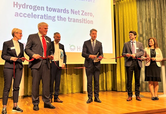 Olje- og energiminister Terje Aasland klipper snoren for å markere åpningen av forskningssentrene.