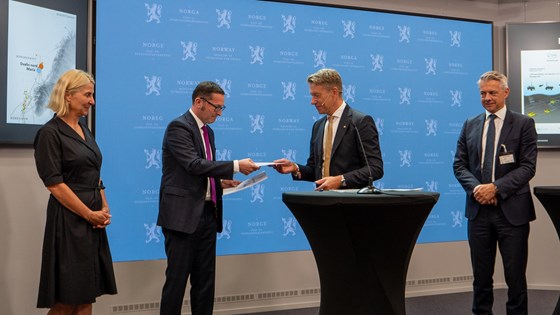 Olje- og energiminister Terje Aasland godkjenner utbygging av 19 nye prosjekter på norsk sokkel. Fra venstre: Kristin Kragseth (Petoro), Mario Mehren (Wintershall Dea) og Nikolai Lyngø (Sval Energi).
