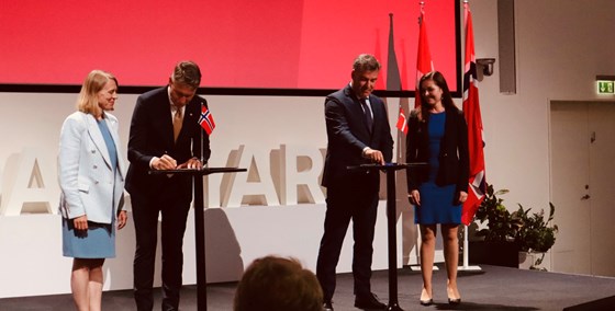 Olje- og energiminister Terje Aasland og Danmarks klima-, energi- og forsyningsminister Lars Aagaard signerte MoU-en på Industriens hus i København 15. juni 2023.