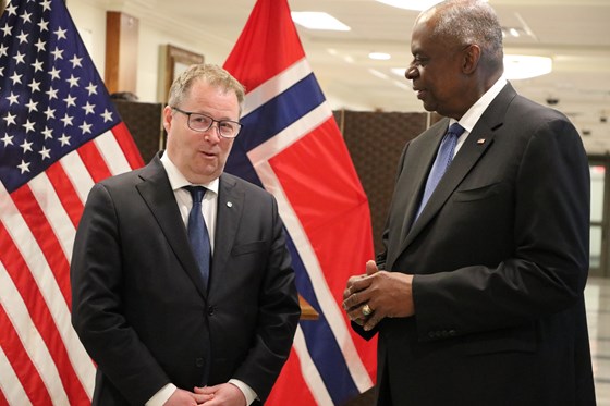 Pomp og prakt da forsvarsminister Bjørn Arild Gram ble mottatt i Pentagon 18. april 2024 av sin amerikanske kollega.