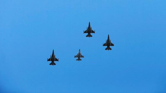 Her ser vi fire F-16 i formasjon rett etter begravelsen til begravelsen til Wilhelm Mohr (Uranienborg kirke), hvor et fly går ut og viser "Lost Wingman"-formasjonen. Her ser vi fire F-16 i formasjon rett etter begravelsen til begravelsen til Wilhelm Mohr (Uranienborg kirke), hvor et fly går ut og viser "Lost Wingman"-formasjonen.