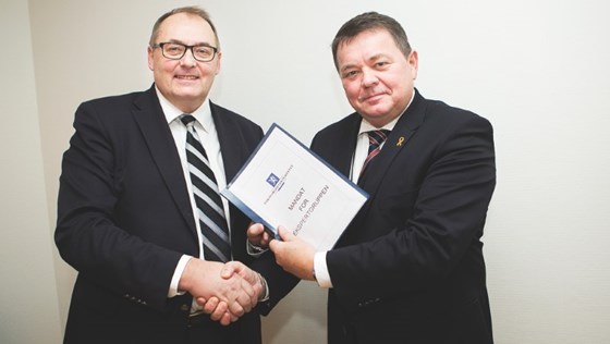 Overlevering av mandat. Statssekretær Øystein Bø overleverer oppdraget til Rolf Tamnes, leder av ekspertgruppen. Overlevering av mandat. Statssekretær Øystein Bø overleverer oppdraget til Rolf Tamnes, leder av ekspertgruppen.
