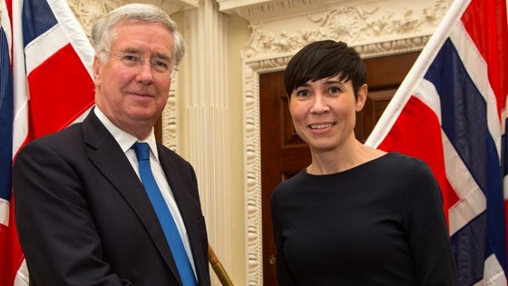 Forsvarsministrene Michael Fallon og Ine Eriksen Søreide