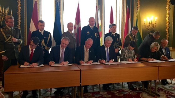 30. november signerte sju forsvarsministre en avtale om å danne en hurtig reaksjonsstyrke, Joint Expeditionary Force. 30. november signerte sju forsvarsministre en avtale om å danne en hurtig reaksjonsstyrke, Joint Expeditionary Force.