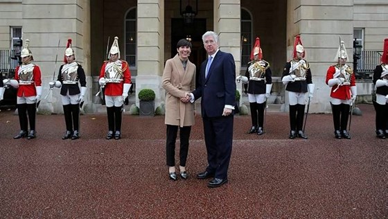 Storbritannias forsvarsminister Michael Fallon tok imot forsvarsminister Ine Eriksen Søreide da hun ankom Lancaster House i London. Storbritannias forsvarsminister Michael Fallon tok imot forsvarsminister Ine Eriksen Søreide da hun ankom Lancaster House i London.