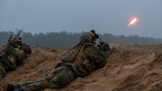 Soldater fra Telemark bataljon trener på ild og bevegelse i Latvia Illustrasjonsbilde fra øvelse i Latvia hvor Telemark Bataljon deltok i 2014.