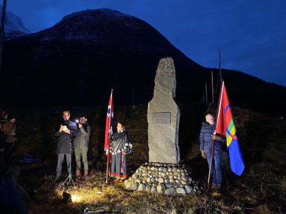 Forsvarsminister Frank Bakke-Jensen avduker minnebauta i Tysfjord