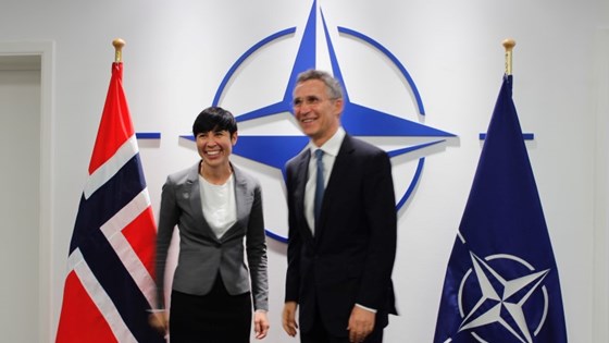 Forsvarsminister Ine Eriksen Søreide deltar på forsvarsministermøtet i NATO - her sammen med generalsekretær Jens Stoltenberg.