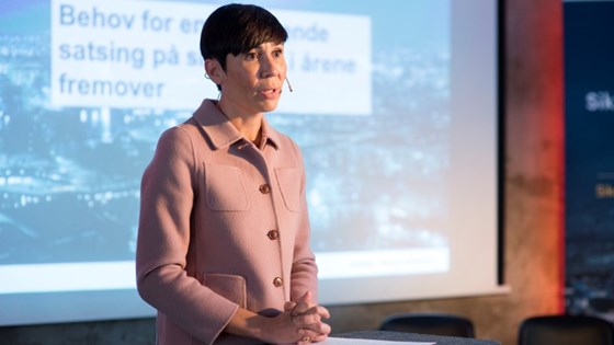 Forsvarsminister Ine Eriksen Søreide mottok et sikkerhetsfaglig råd fra NSM. Forsvarsminister Ine Eriksen Søreide mottok et sikkerhetsfaglig råd fra NSM.