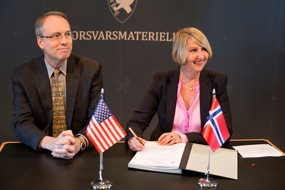 Chargé d'Affaires James P. DeHart fra den amerikanske ambassaden og direktør Mette Sørfonden i Forsvarsmateriell undertegnet kontrakten. Chargé d'Affaires James P. DeHart fra den amerikanske ambassaden og direktør Mette Sørfonden i Forsvarsmateriell undertegnet kontrakten.