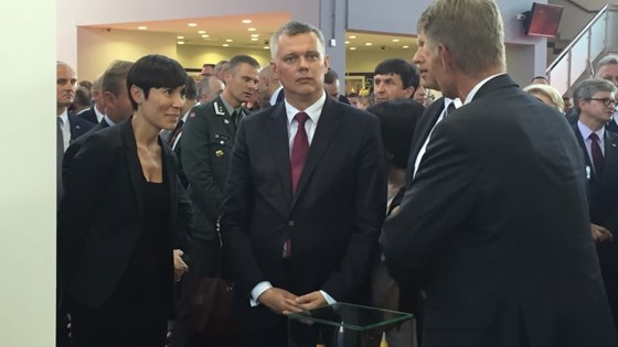 Forsvarsminister Ine Eriksen Søreide sammen med sin kollega Tomasz Siemoniak fra Polen på messen. Forsvarsminister Ine Eriksen Søreide sammen med sin kollega Tomasz Siemoniak fra Polen på messen.