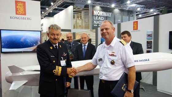 Vice Admiral Marian Ambroziak (inspector of the Polish Navy) sammen med Generalinspektør for Sjøforsvaret Lars Saunes. Vice Admiral Marian Ambroziak (inspector of the Polish Navy) sammen med Generalinspektør for Sjøforsvaret Lars Saunes.