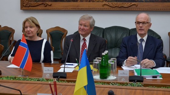 En delegasjon fra Norge besøkte Ukraina. På bildet ser vi oberst Britt Brestrup, direktør Bård Bredrup Knudsen og seniorrådgiver Svein Eriksen. En delegasjon fra Norge besøkte Ukraina. På bildet ser vi oberst Britt Brestrup, direktør Bård Bredrup Knudsen og seniorrådgiver Svein Eriksen.