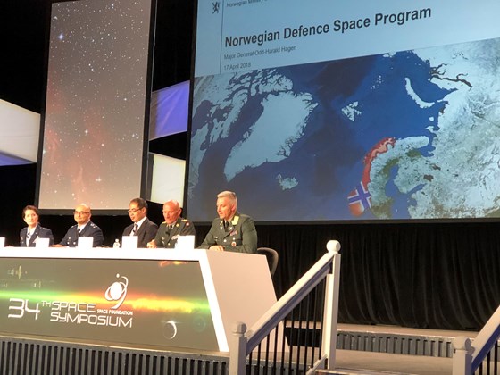Generalmajor Odd-Harald Hagen (til høyre) presenterte Forsvarsdepartementets romprogram i en paneldebatt ledet av generalmajor Nina M. Armagno fra US Air Force (til venstre).