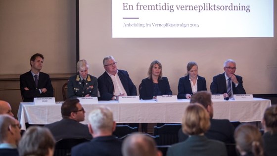 Fra pressekonferansen ved overleveringen av Vernepliktsutvalgets anbefaling. 