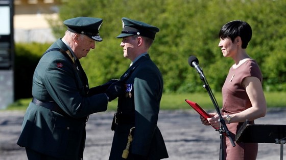 HM Kong Harald deler ut Krigskorset med sverd til Espen Haugeland på Frigjørings- og veterandagen 2016. Forsvarsminister Ine Eriksen Søreide leste opp statuttene.