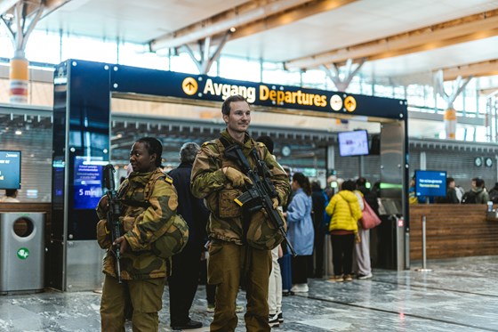 To Heimeverns-soldater står vakt på Gardermoen flyplass under en øvelse. 