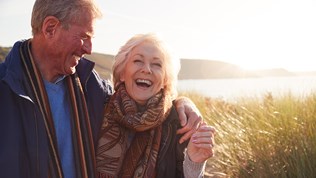 Foto: Colourbox En glad eldre mann og kvinne i solnedgang ved kysten
