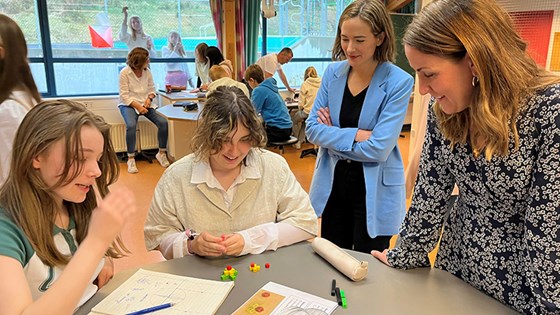 Bilde av Tonje Brenna på besøk hos Skranvatnet skole i Bergen for å lansere arbeidet med en stortingsmelding om 5-10. trinn. 