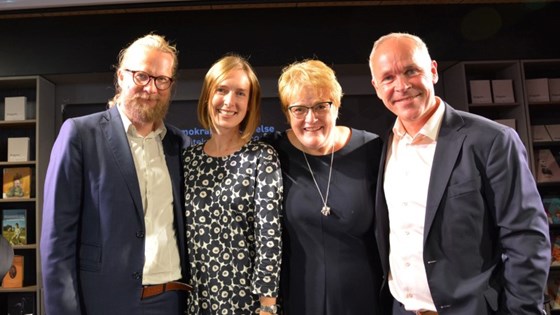 Gruppebilde av kultur- og likestillingsminister Trine Skei Grande, kunnskaps- og integreringsminister Jan Tore Sanner, forsknings- og høyere utdanningsminister Iselin Nybø og nasjonalbibliotekar Aslak Sira Myhre.