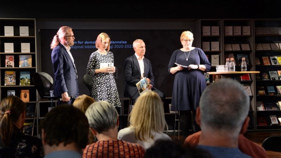 Nasjonalbibliotekar Aslak Sira Myhre, forsknings- og høyere utdanningsminister Iselin Nybø, kunnskaps- og integreringsminister Jan Tore Sanner og kultur- og likestillingsminister Trine Skei Grande på scenen under lanseringen av bibliotekstrategien.