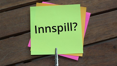 Illustrasjon av post-it-lapper i flere farger og ordet "Innspill?" på øverste lapp