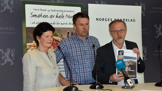 Statens forhandlingsleder, departementsråd Leif Forsell, til høyre, mottok i dag kravdokumentet fra jordbrukets forhandlingsleder og leder i Norges Bondelag, Lars Petter Bartnes, og leder Merete Furuberg i Norsk Bonde og Småbrukarlag. Statens forhandlingsleder, departementsråd Leif Forsell, til høyre, mottok i dag kravdokumentet fra jordbrukets forhandlingsleder og leder i Norges Bondelag, Lars Petter Bartnes, og leder Merete Furuberg i Norsk Bonde og Småbrukarlag.