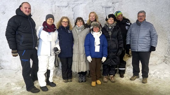 Minister Jon Georg Dale med det internasjonale rådgivende panelet for Svalbard Globale frøhvelv.