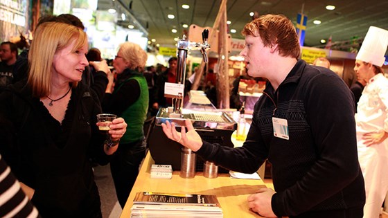 Det trøndersk ølet faller i smak hos de tyske gjestene på Grüne Woche. Bryggeriene Rein Drikke, Inderøy Gårdsbryggeri, Røros Bryggeri og Mineralvannfabrikk og Austmann har med 13 ulike sorter øl til Berlin.