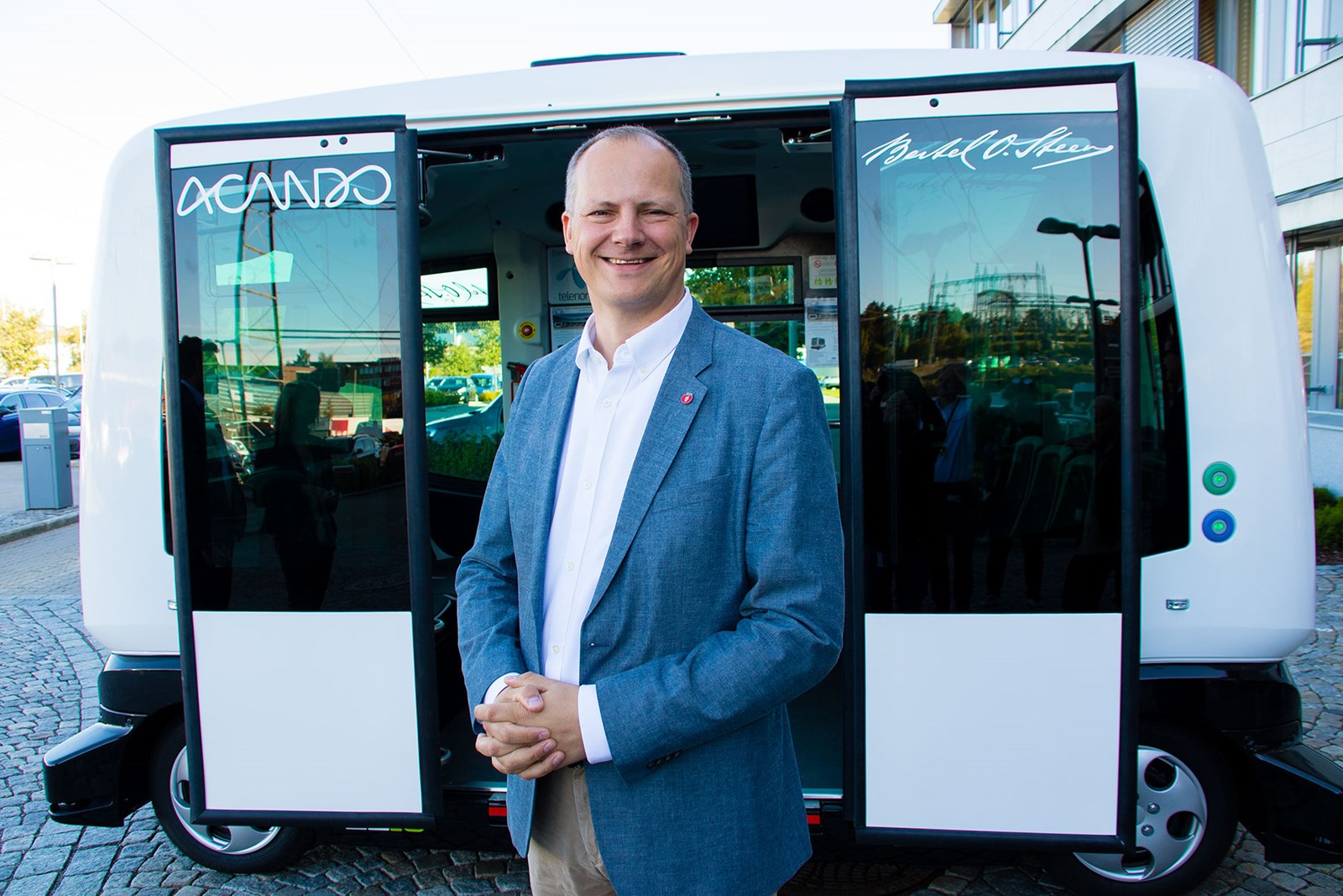 Ketil Solvik-Olsen foran selvkjørende buss