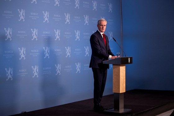 Statsminister Jonas Gahr Støre på sin første pressekonferanse som statsminister.