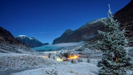 Utsikten fra Myklebust i Oldedalen i Stryn kommune prydet fjorårets julekort fra statsministeren og Statsministerens kontor. Foto: Bjarte Haugen.