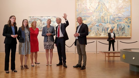 De nordiske statsministrene får en liten omvisning i en av utstillingene på Munch-museet.