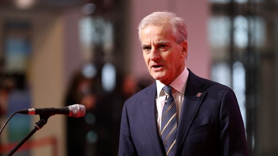 Statsminister Jonas Gahr Støre snakker i mikrofon.