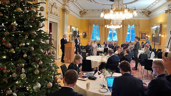 Statsminister Jonas Gahr Støre holder pressekonferanse. Bilde fra rommet med journalistene som er til stede.