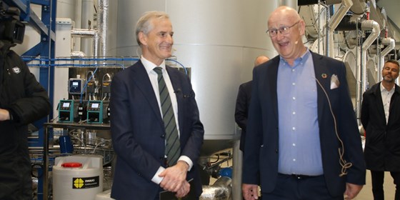 Statsminister Jonas Gahr Støre og daglig leder i Renevo, Jan Kåre Pedersen i samtale ved åpningen av det nye anlegget.