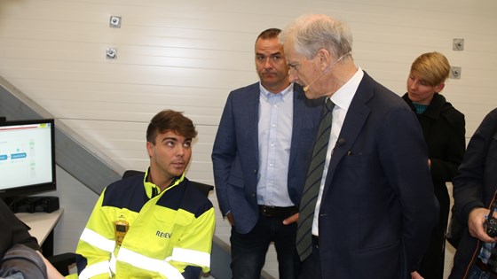 Statsminister Jonas Gahr Støre snakker med operatør Mathias Lidal Pedersen i industrilokalene til Renovo.