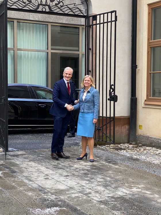 Statsminister Jonas Gahr Støre tas imot av Sveriges statsminister Magdalena Andersson i Stockholm.