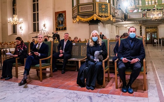 Statsminister Jonas Gahr Støre sammen med kronprinsparet i Oslo domkirke under minnegudstjeneste for Desmond Tutu.