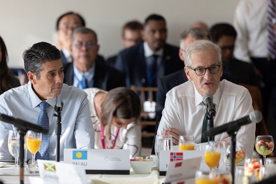 Statsminister Jonas Gahr Støre og Palaus president under møte i Det internasjonale Havpanelet