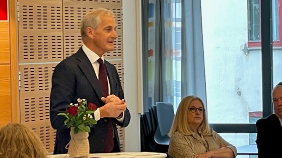 Statsminister Jonas Gahr Støre taler til forsamlingen.