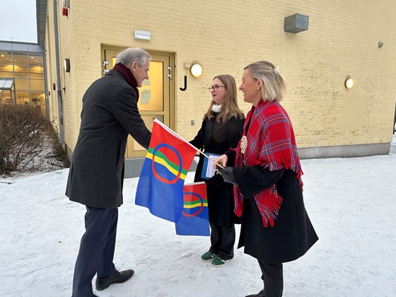Statsminister Jonas Gahr Støre hilser på elevrådsrepresentant Lina Vold og rektor Linda Jacobsen ved Nedre Bekkelaget skole i anledning samefolkets dag