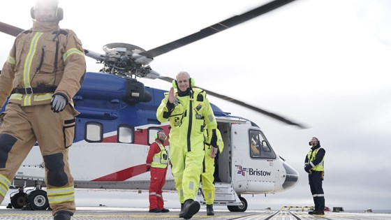 Jonas Gahr Støre går ut av helikopteret på Troll A-plattformen.