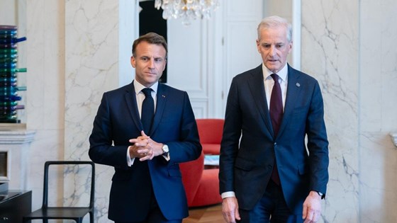 Frankrikes president Emmanuel Macron går ved siden av statsminister Jonas Gahr Støre.