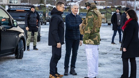 Støre og Stubb b lir tatt imot av befal på øvelsen.