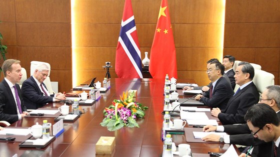 Utenriksminister Børge Brende og utenriksråd Wegger Chr. Strømmen i møte med blant annet den kinesiske utenriksministeren Wang Yi (nr. tre fra høyre) – i forbindelse med normaliseringen av forholdet mellom Norge og Kina. Foto: Frode Overland Andersen, UD
