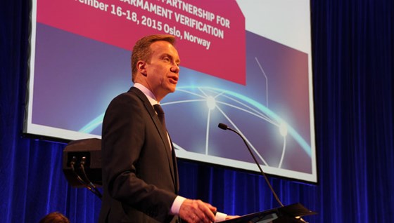 Utenriksminister Børge Brende åpner det andre plenumsmøtet i Internasjonalt partnerskap for kontroll av kjernefysisk nedrustning. Foto: Rune Bjåstad, UD